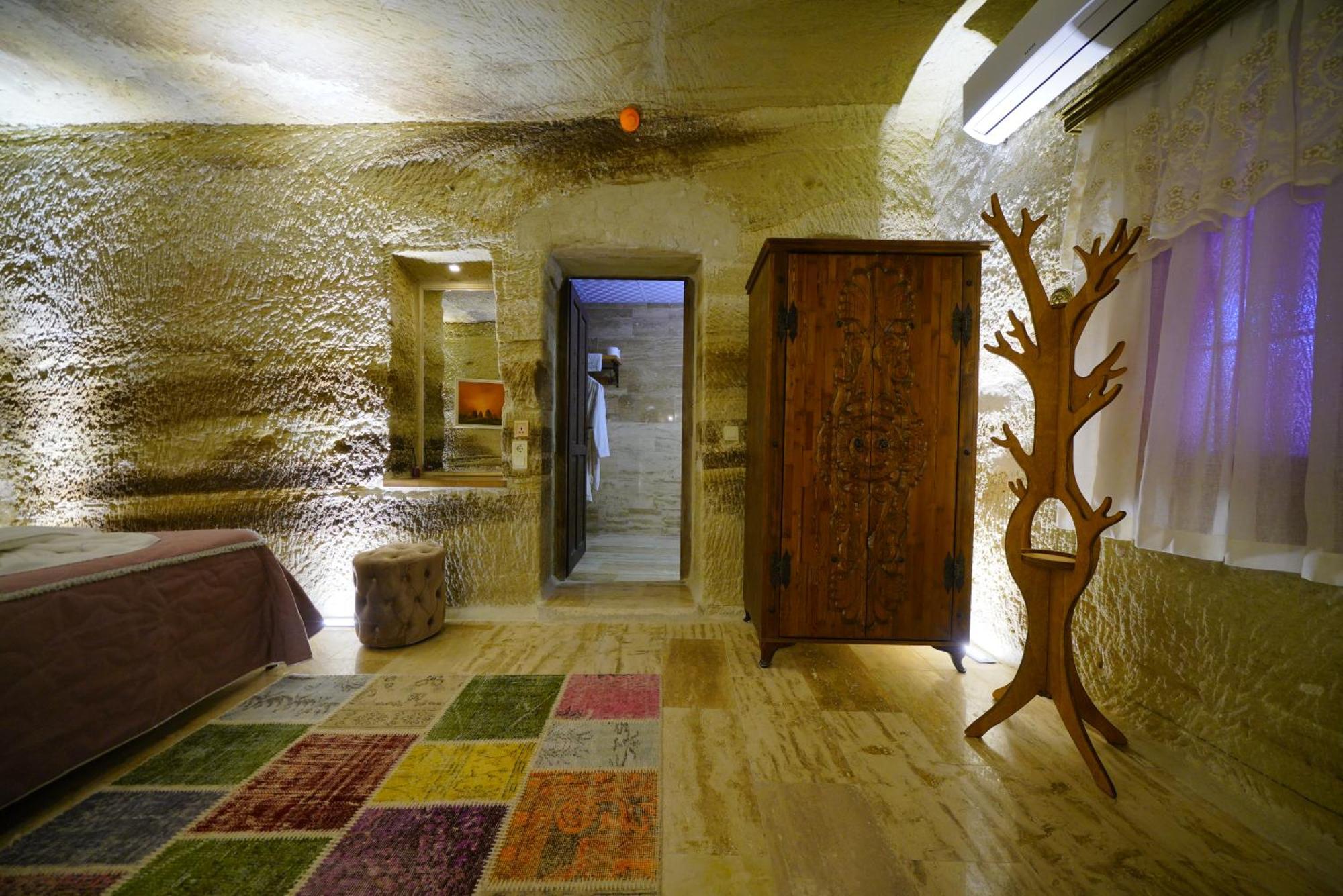 Cave Hotel *